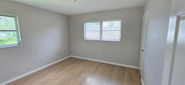 Building Photo - 410 S Oakwood Ave