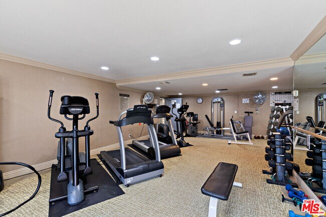 Building Photo - 310 Tahiti Way