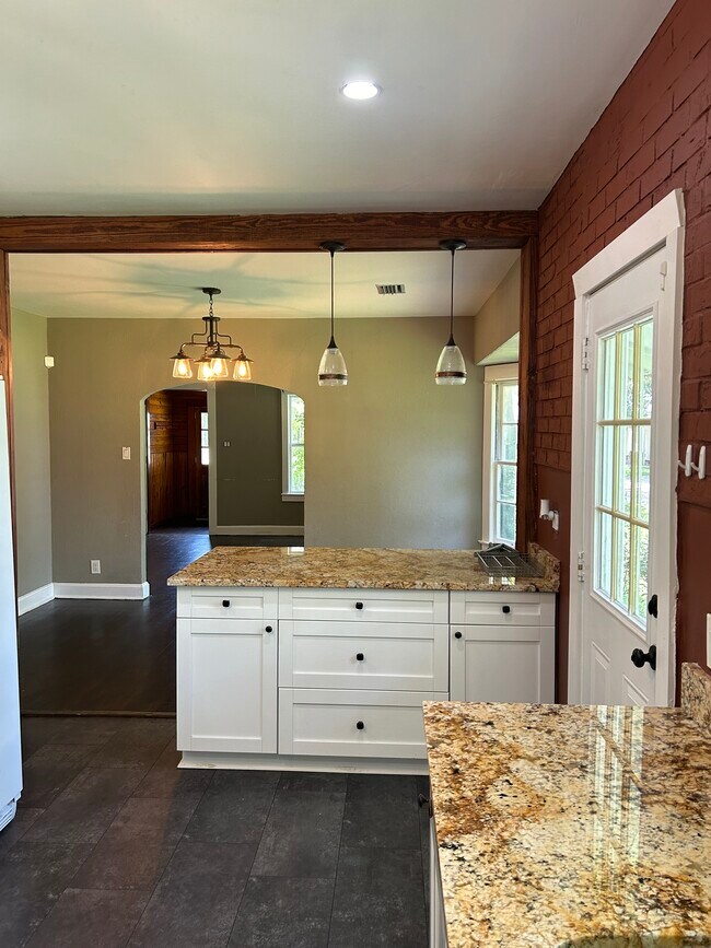 Building Photo - 115 E Lattin St