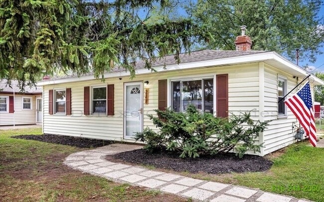 Building Photo - Newly Remodeled 3 Bedroom Kentwood Home! Stainless steel appliances!