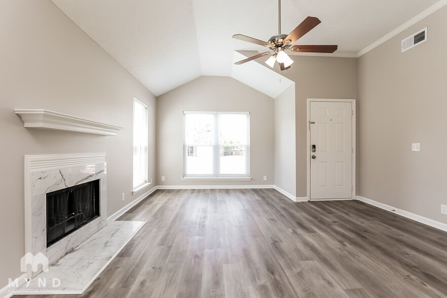 Building Photo - 4917 Hickory Woods E