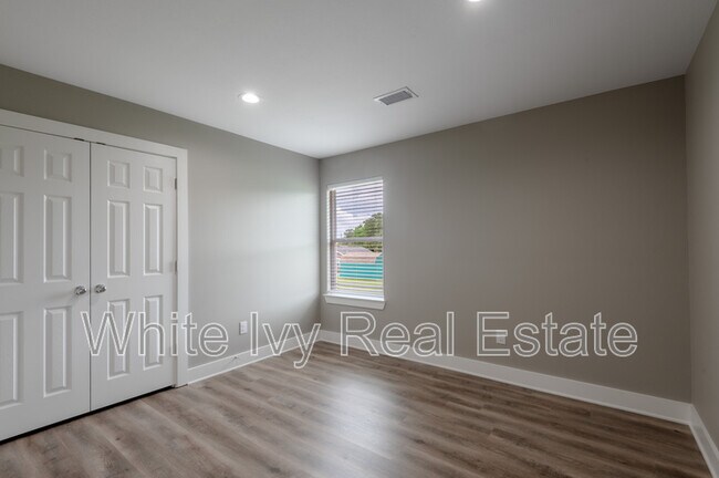 Building Photo - 250 N Shady Oaks Dr