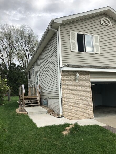 front door on side - 5830 Princess Margaret Dr