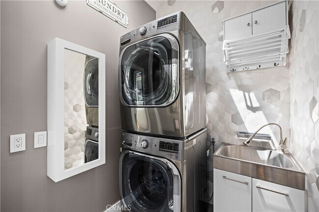 Building Photo - 58 Victoria