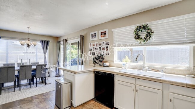 Building Photo - ~Beautiful Updated 4 Bed/2 Bath in Rohnert...