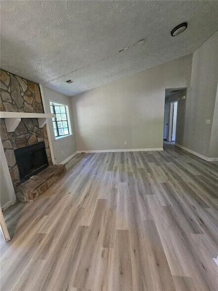 Building Photo - 5644 Singleton Rd