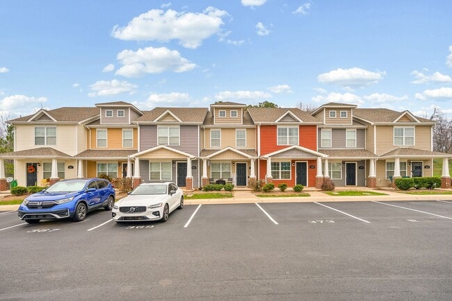 Building Photo - Nice Townhome in Governors Crossing Ready for you to Call home before Christmas