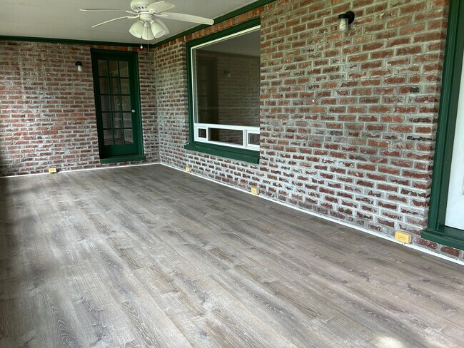 Building Photo - 2 Bed, 1.5 Bath Home with Basement and Sunroom