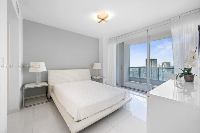 Building Photo - 200 Biscayne Blvd Way