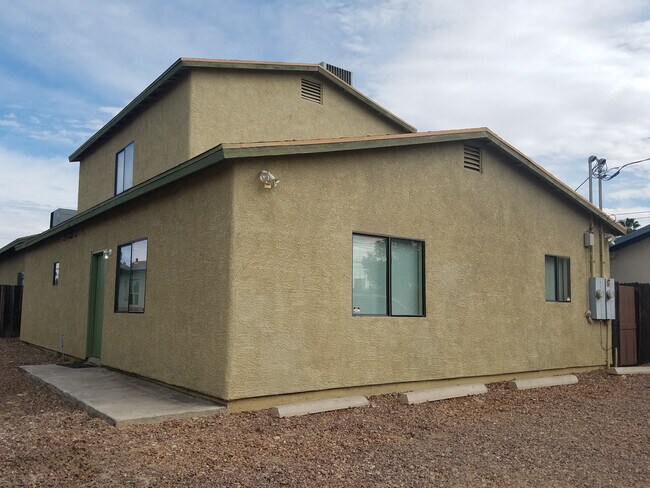 Building Photo - 1327 N Park Ave