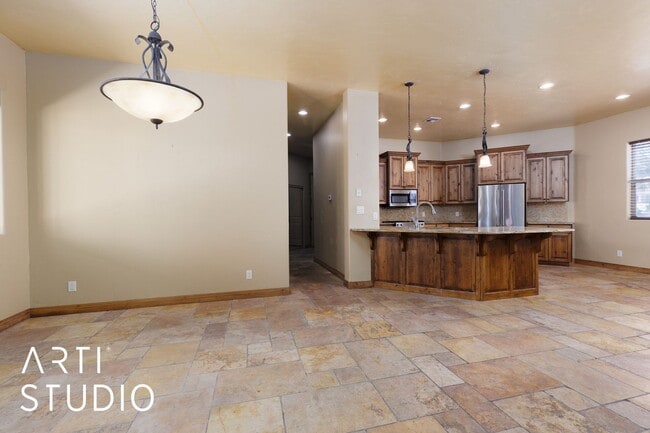 Building Photo - Beautiful 4 Bedroom, 3.5 Bath Home in Scenic