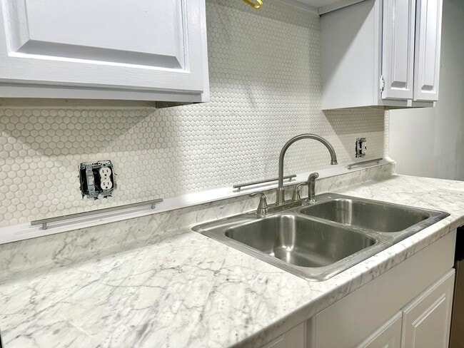 Building Photo - 6620 Upton Ln