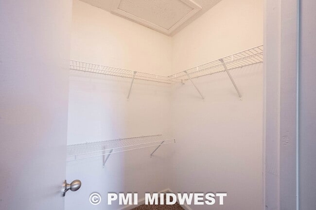 Building Photo - Great 3 Bedroom 2.5 Bathroom Home on the upper east side of Indy!