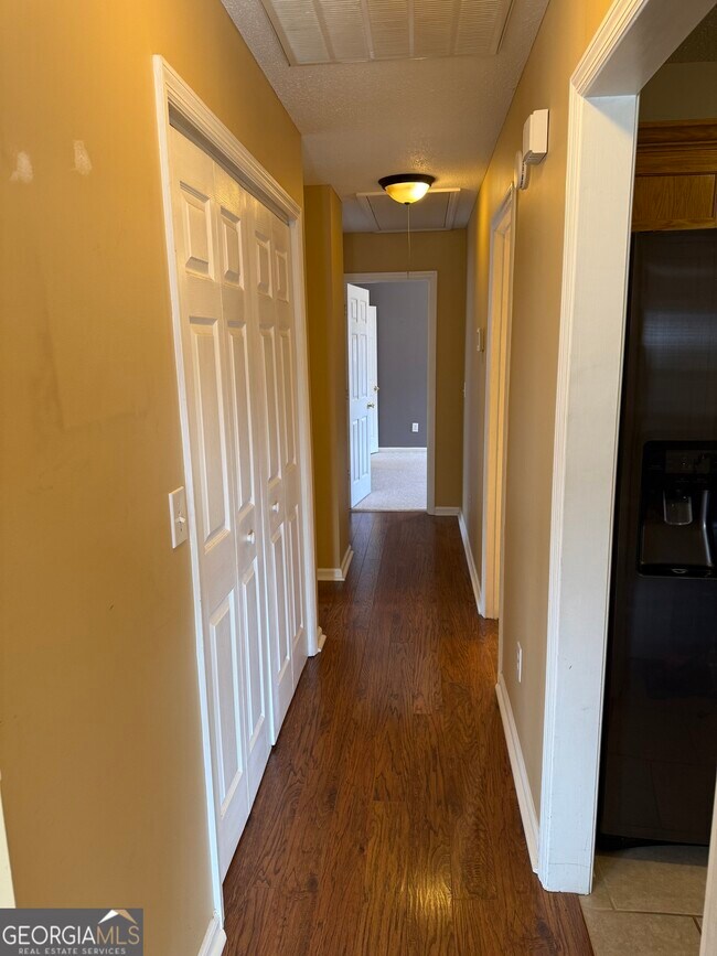 Building Photo - 109 Green Meadow Dr