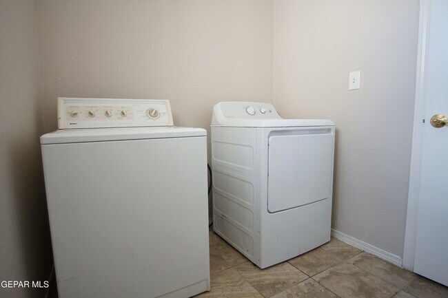 Building Photo - 6201 Tesuque Dr