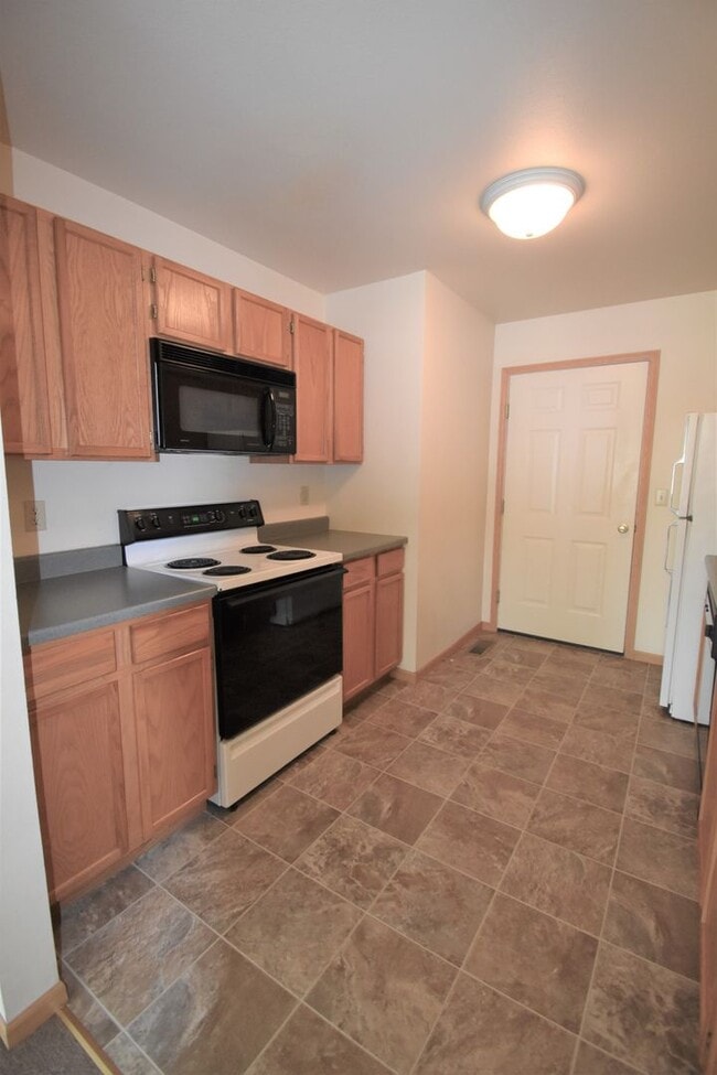 Building Photo - Centrally Located 3b 1.5ba Townhouse with attached Garage and Patio!