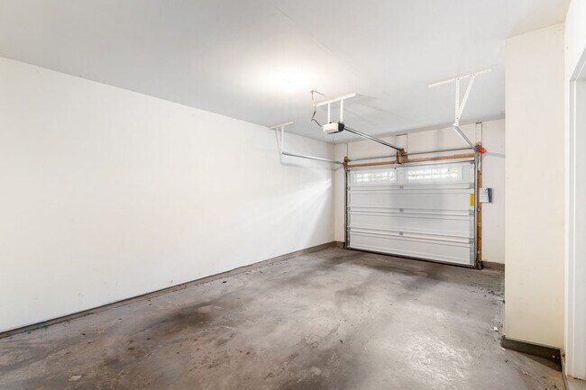 Building Photo - 2410 Winthrop Dr