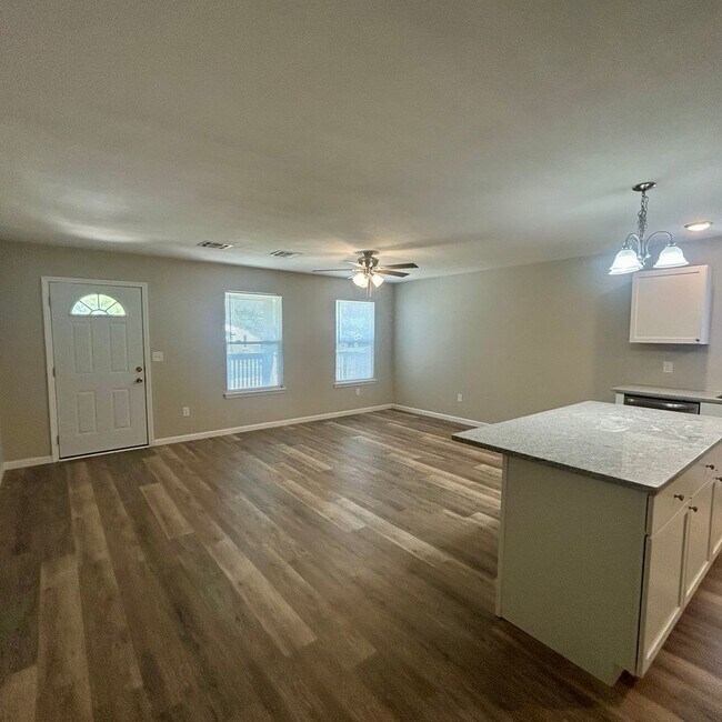 Building Photo - Welcome home to this beautifully designed 3-bedroom, 2 bath half duplex