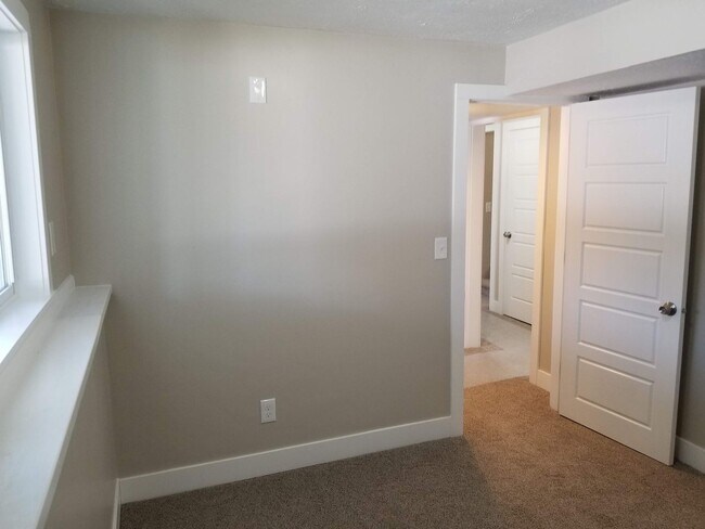 Building Photo - Spacious 5-Bedroom Magna Home with Deck and Ample Parking