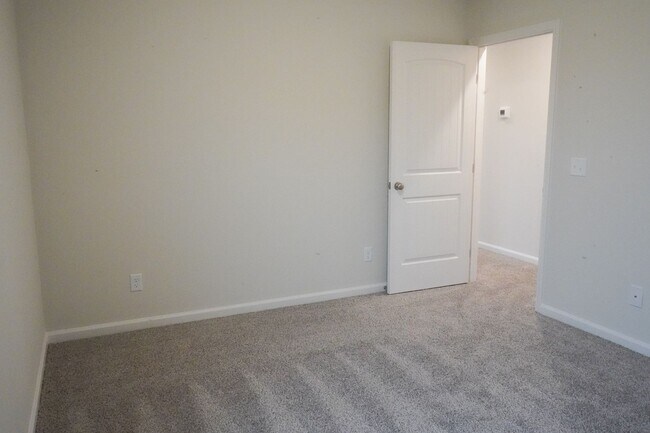 Building Photo - AVAILABLE NOW!