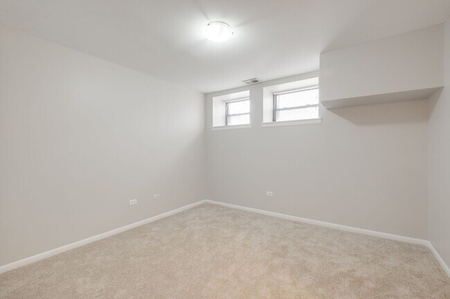 Building Photo - 4060 S Ellis Ave