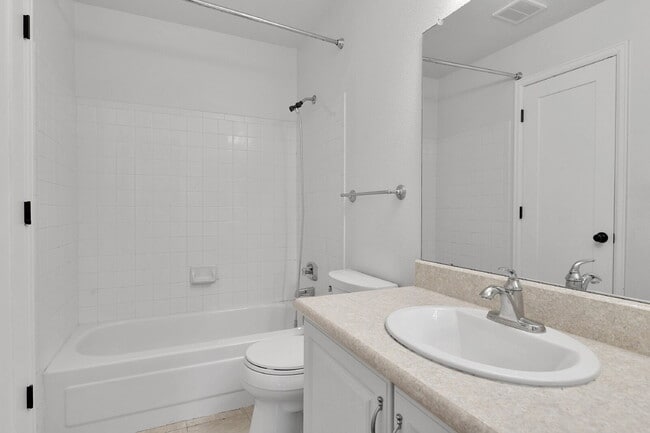 Building Photo - $1,775.00, 2-bed, 2-bath condo in Lakewood.