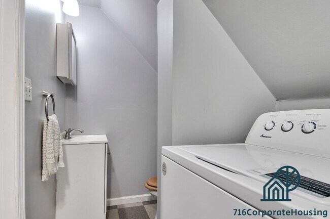 Building Photo - Furnished 3-Bedroom Carriage House on Bird Ave