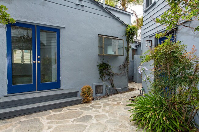 Building Photo - 2318 Beach Ave