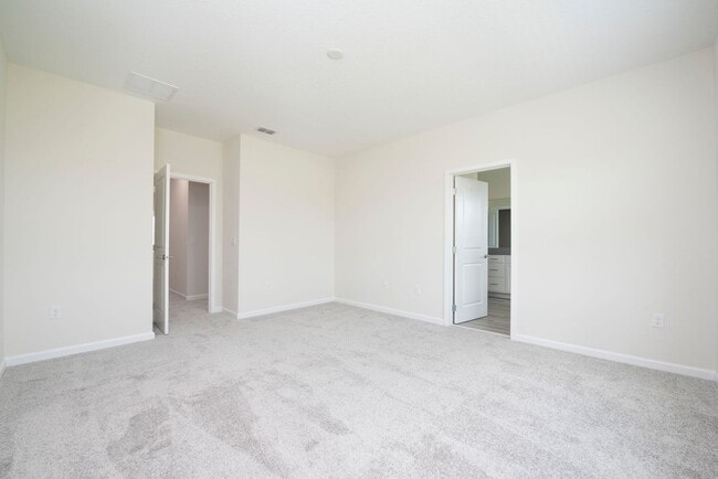 Building Photo - TOWNHOUSE 3 Bedrooms 2.5 Baths