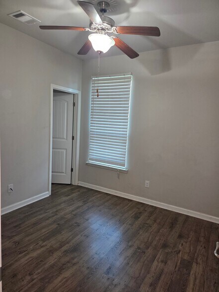 Building Photo - 39356 Legacy Lake Dr