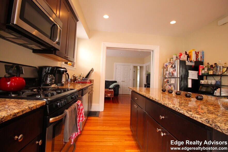 Building Photo - 66 Montcalm Ave