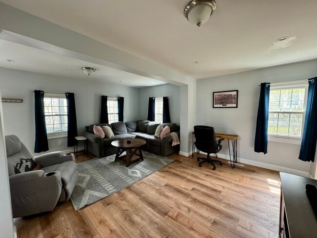 Building Photo - 247 Maple Ave