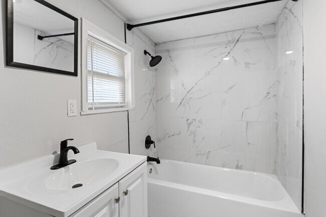 Building Photo - 1424 E 25th St