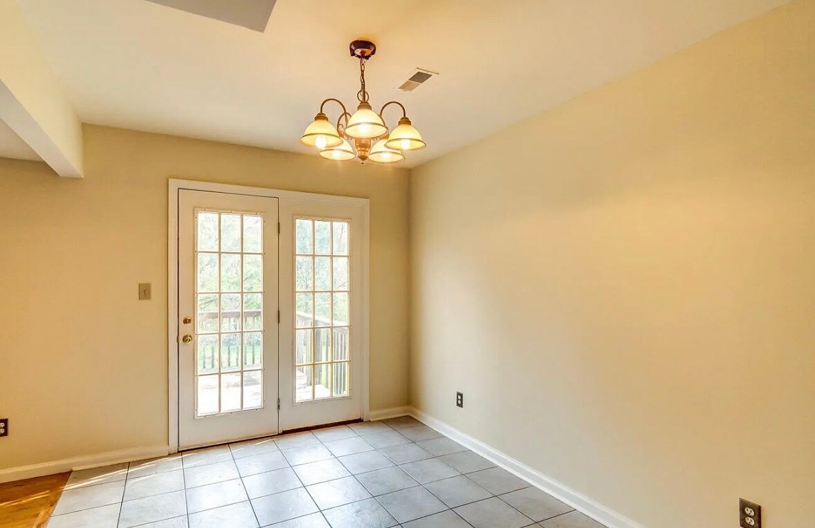 Building Photo - 578 Hampton Way