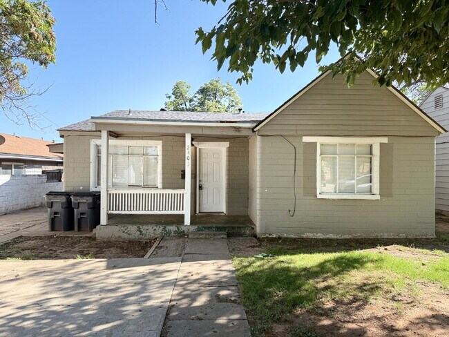 Building Photo - Charming 3-Bedroom Home with 2 Baths in th...