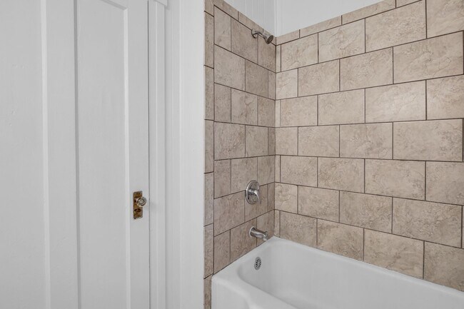 Building Photo - 2 Bedroom, 1 Bath home in Center of Richmond Hill - Richmond Hill close to Ft. Stewart and HAAF