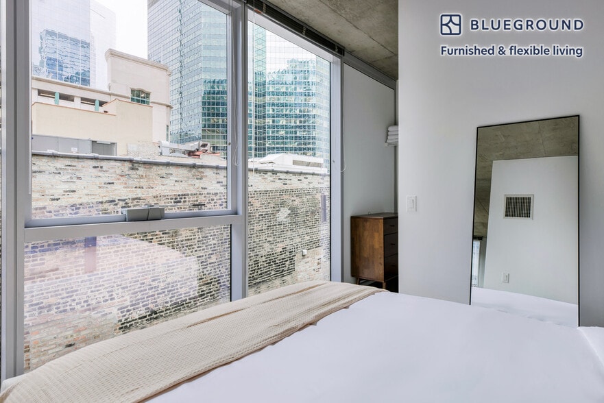 Building Photo - 215 W Lake St