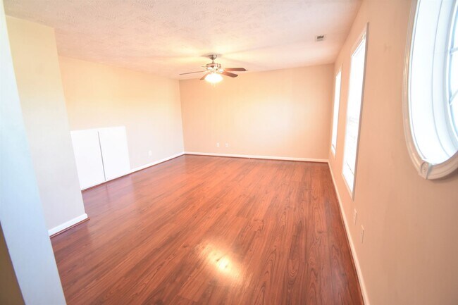 Building Photo - 3 bedroom 2.5 Bath Home with Loft- No Pets