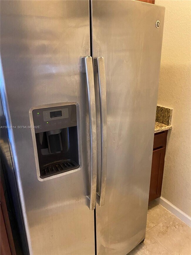 Building Photo - 9464 SW 171st Pl