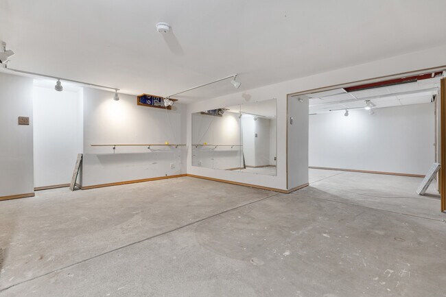 Building Photo - 3238 Gresham Ln E