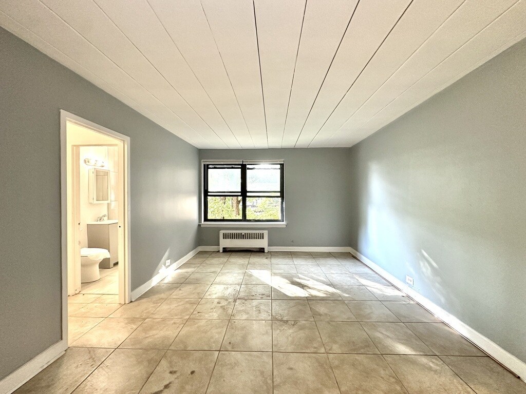 Building Photo - 1360 W Touhy Ave