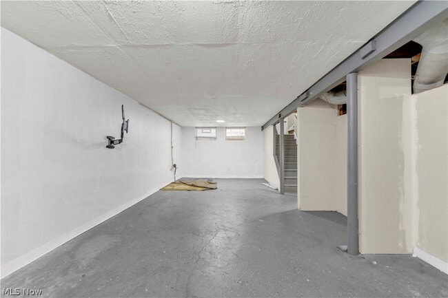 Building Photo - 15901 Edgewood Ave