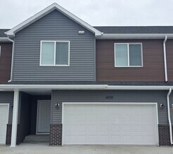 Building Photo - 3 Bed 3 Bath Townhome