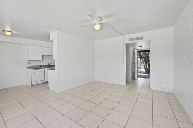 Building Photo - Eastside Spacious home