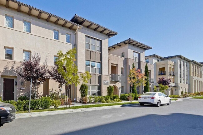 Building Photo - Spacious 4 bedrooms 4.5 bath town home for...