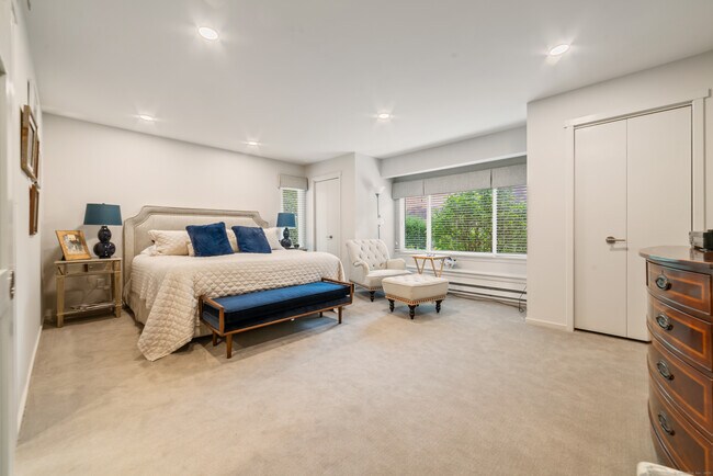 Building Photo - 595 Heritage Vlg