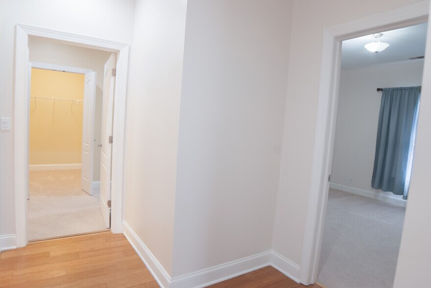 Building Photo - 4953 Oakton St