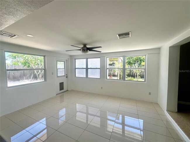 Building Photo - 13864 Dominica Dr