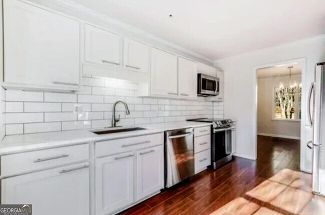 Building Photo - 591 St James Walk SE