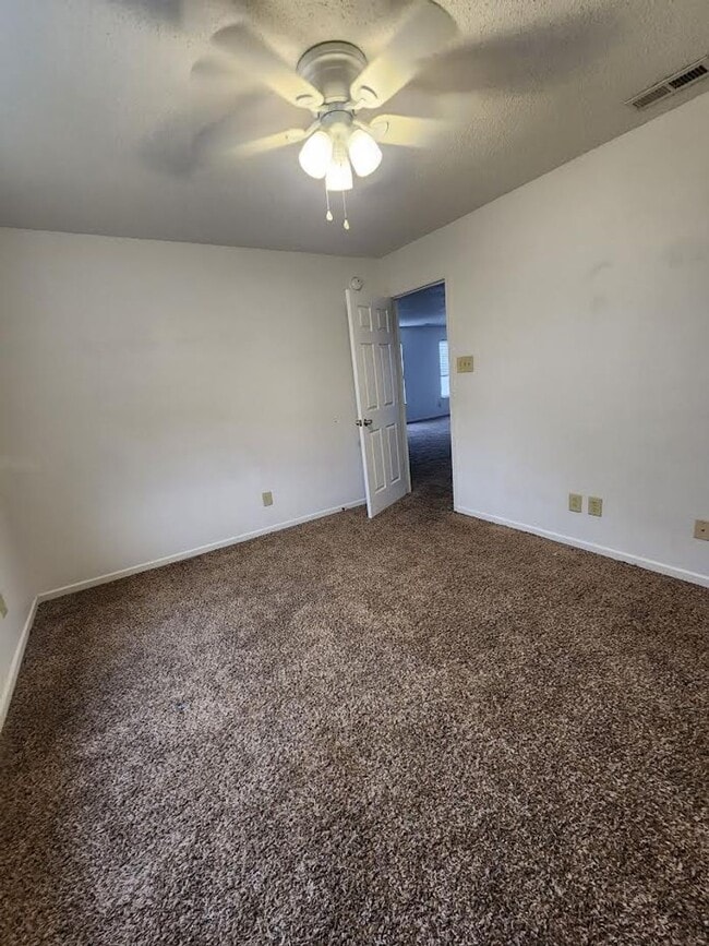 Building Photo - Lovely 4br/ 2.5 bath Single family home Ne...